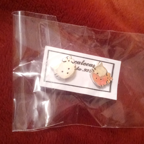Silver HELLO KITTY Face Stud Earrings - Picture 1 of 2